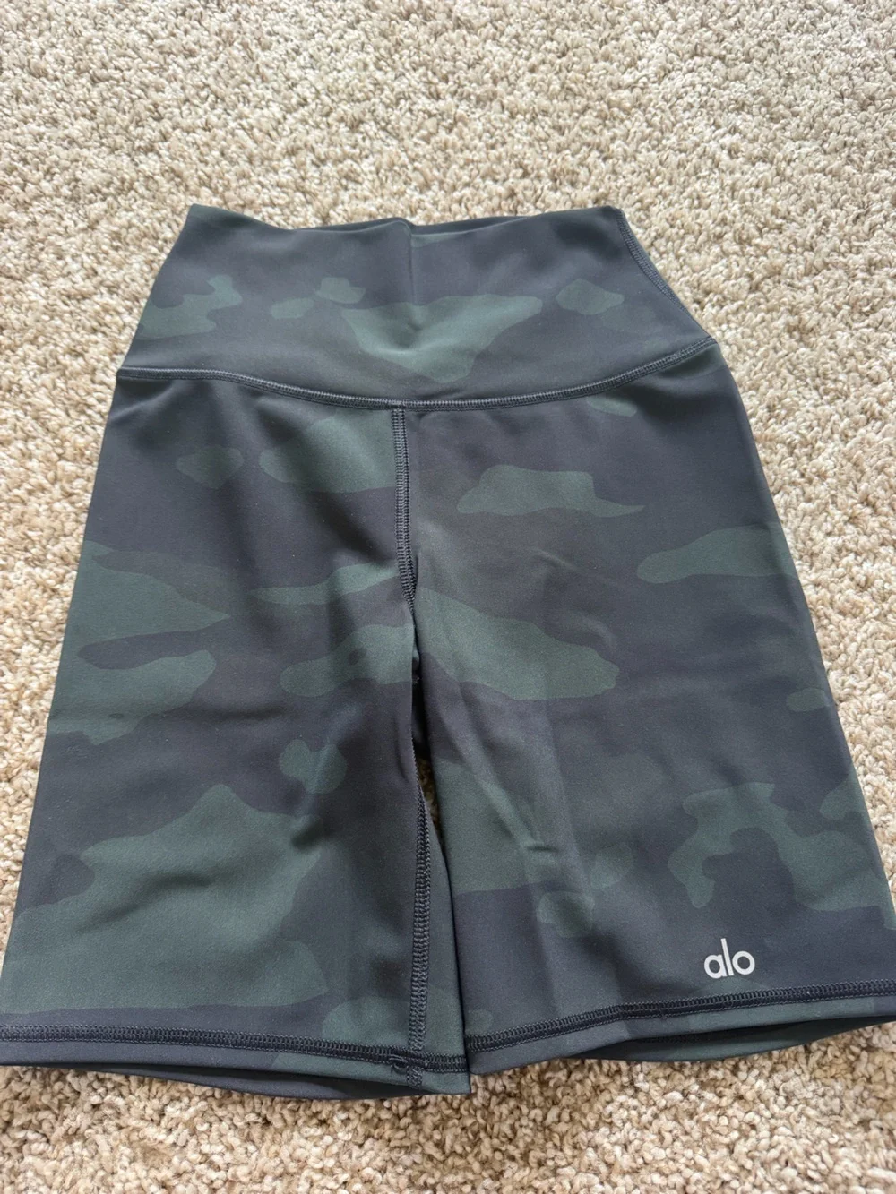 Alo High-Rise Camo Bike Shorts - Dark Green/Black